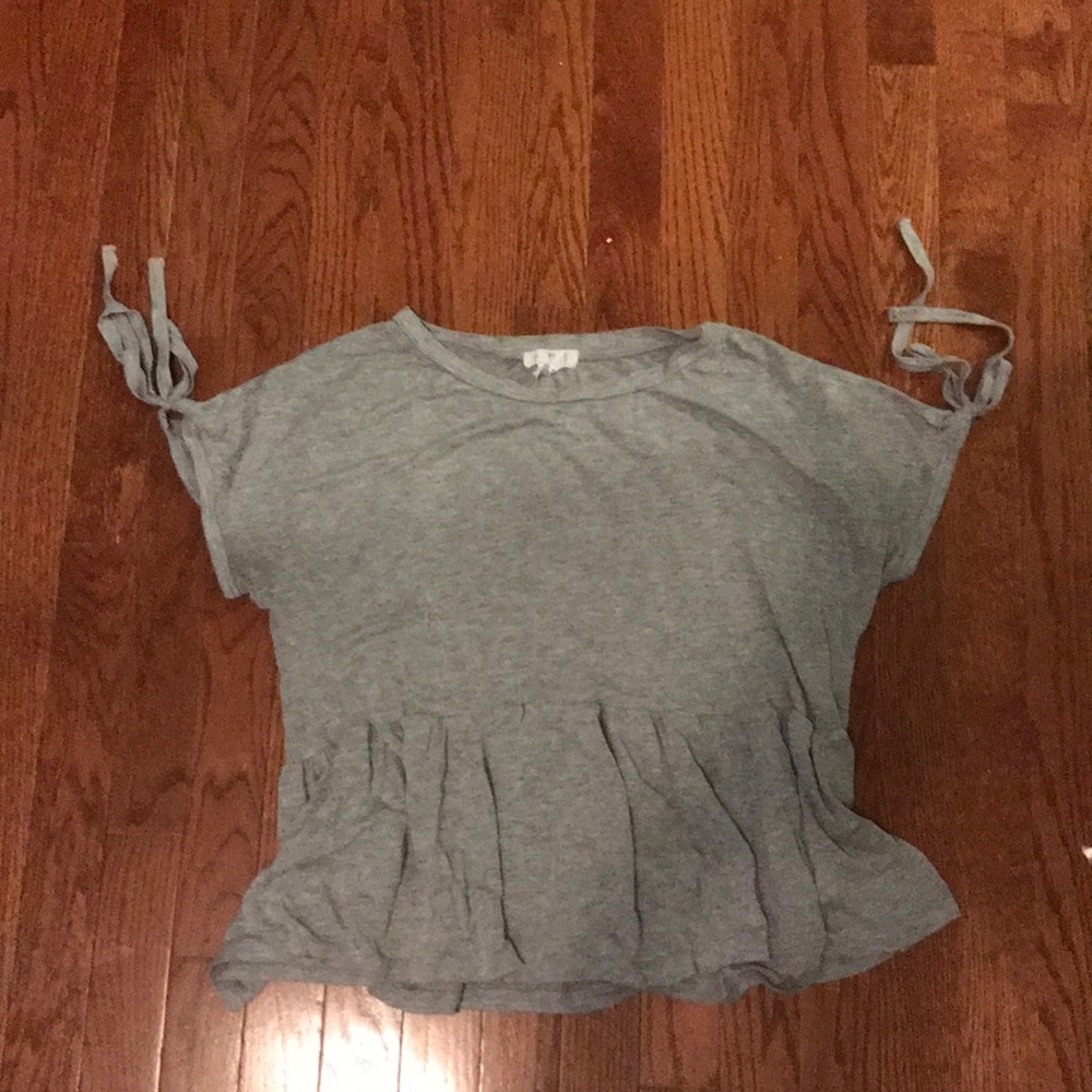 gray, short sleeve, ruffle IVY+MAIN tshirt!